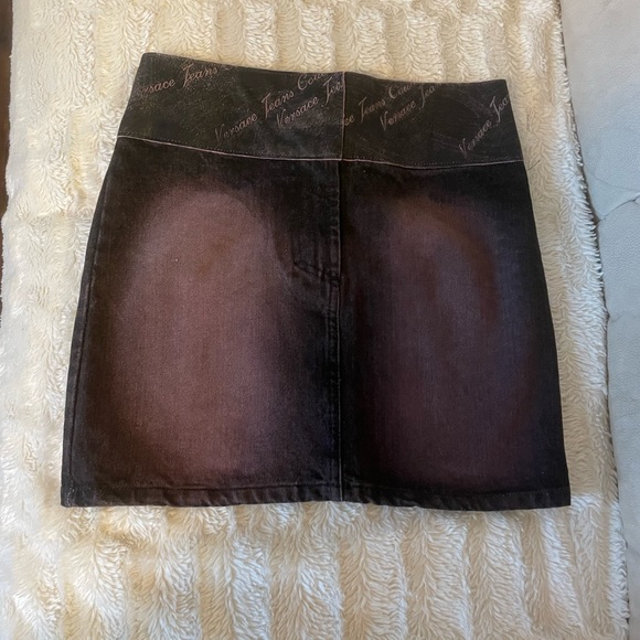 Versace vintage jean skirt with leather belt. - Picture 5 of 5